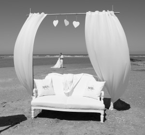 Backdrop met linnen gordijnen en houten harten, strand