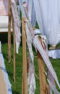 linten, veren, paaltjes, decoratie, bruiloft