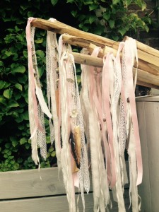 linten, veren, paaltjes, decoratie, bruiloft