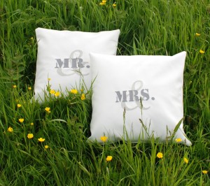 mr. & mrs. , leren kussentjes, trouwbankje